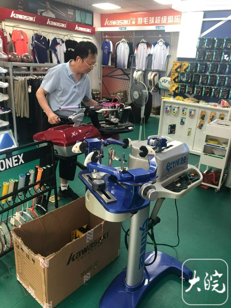 米乐M6平台:“羽毛球热”持续升温记者实探合肥市场:球和球拍纷纷涨价球馆需提前预约(图4)