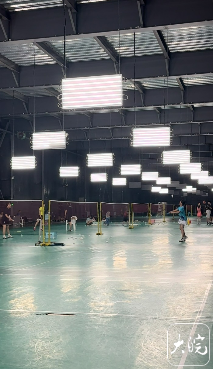 米乐M6平台:“羽毛球热”持续升温记者实探合肥市场:球和球拍纷纷涨价球馆需提前预约(图2)