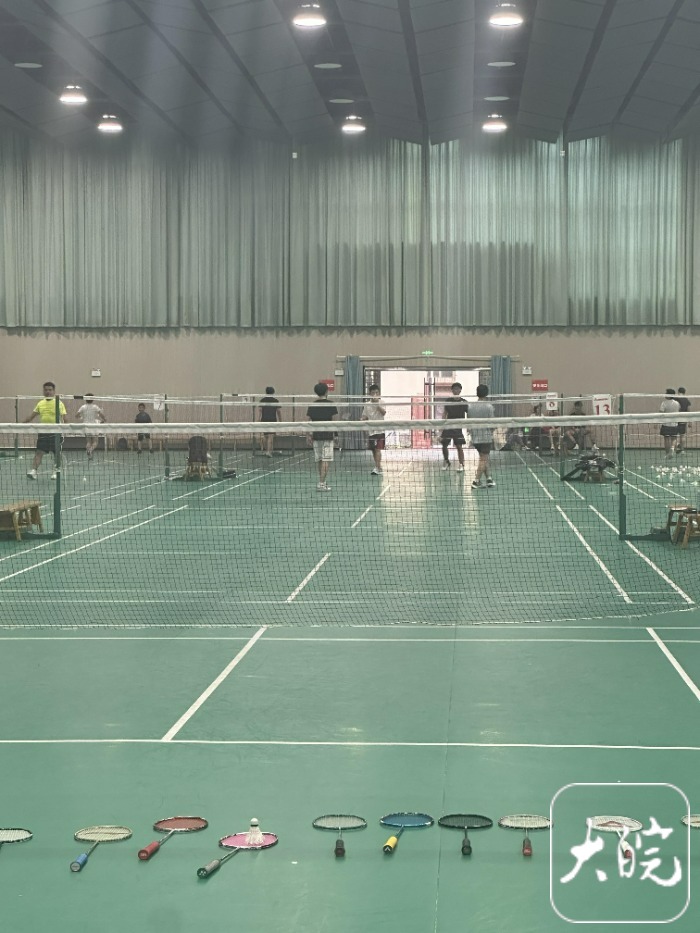 米乐M6平台:“羽毛球热”持续升温记者实探合肥市场:球和球拍纷纷涨价球馆需提前预约(图1)