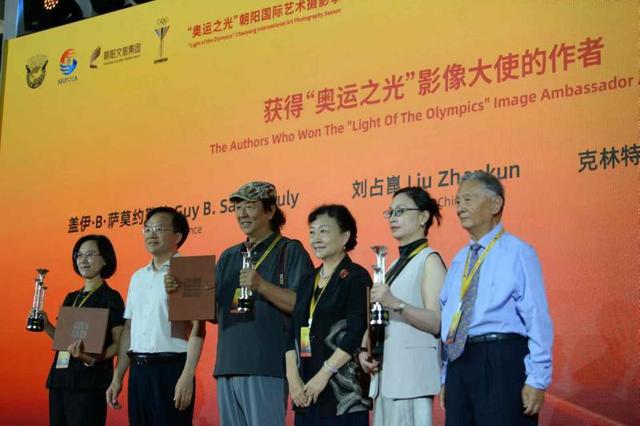 米乐M6：全民健身日400名跑者上演奥塔垂直跑(图3)