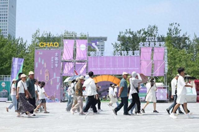 米乐M6：全民健身日400名跑者上演奥塔垂直跑(图1)