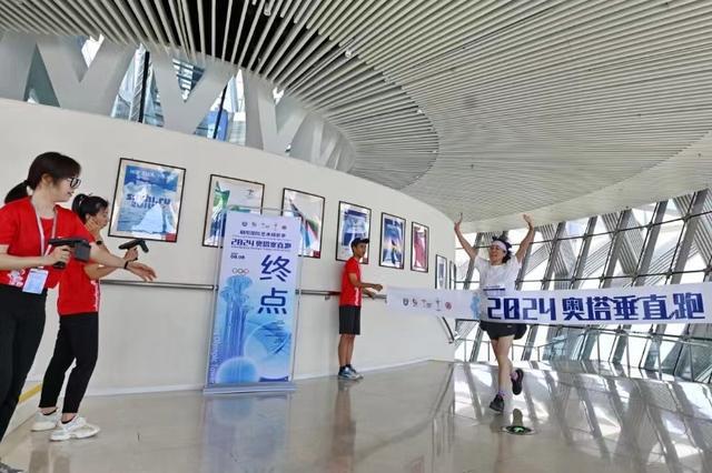 米乐M6：全民健身日400名跑者上演奥塔垂直跑(图5)