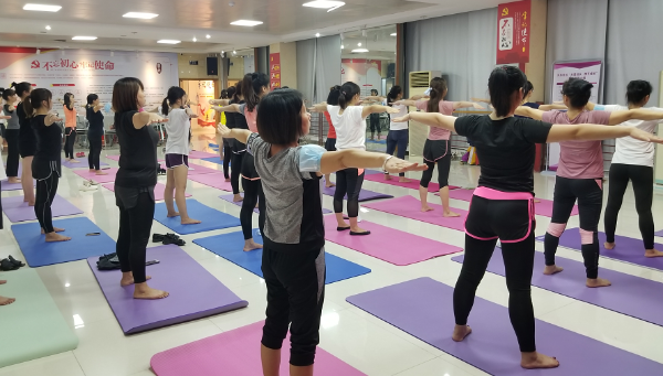 深圳宝安区兴东社区工联会举办“瑜悦生活•幸福伽人”公益瑜伽课(图2)