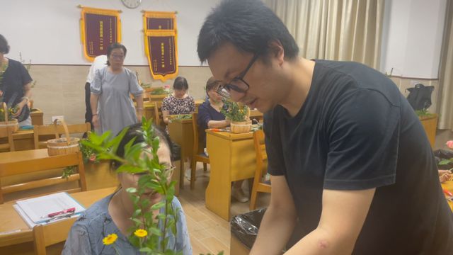 退休的快乐谁懂啊！从小提琴到德语这个区的老年大学规模创历史抢课拼手速(图5)