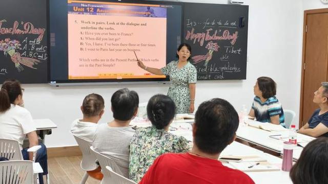 退休的快乐谁懂啊！从小提琴到德语这个区的老年大学规模创历史抢课拼手速(图3)