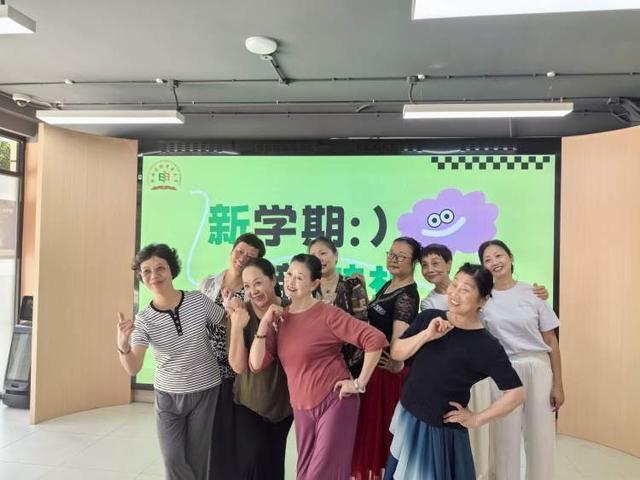 退休的快乐谁懂啊！从小提琴到德语这个区的老年大学规模创历史抢课拼手速(图8)