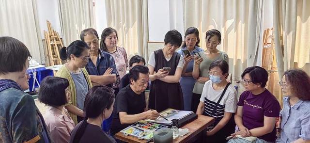 退休的快乐谁懂啊！从小提琴到德语这个区的老年大学规模创历史抢课拼手速(图2)