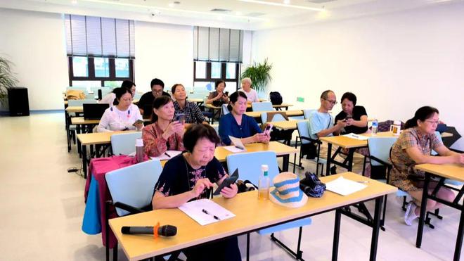 首次开班！上海华亭老年大学课程受欢迎(图2)