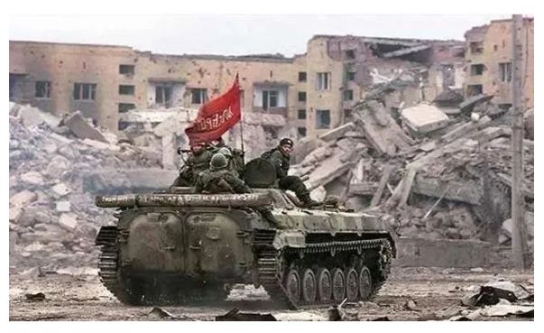 米乐M6：俄罗斯上千士兵被打成筛子尸体还被用来垒墙当防御(图1)