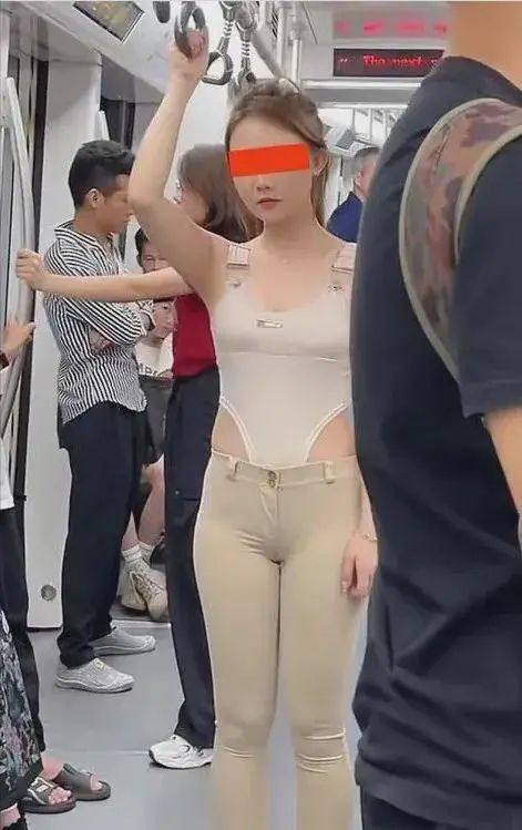 女子穿“带沟”深V露背瑜伽服坐地铁乘客不敢直视越看越尴尬(图3)