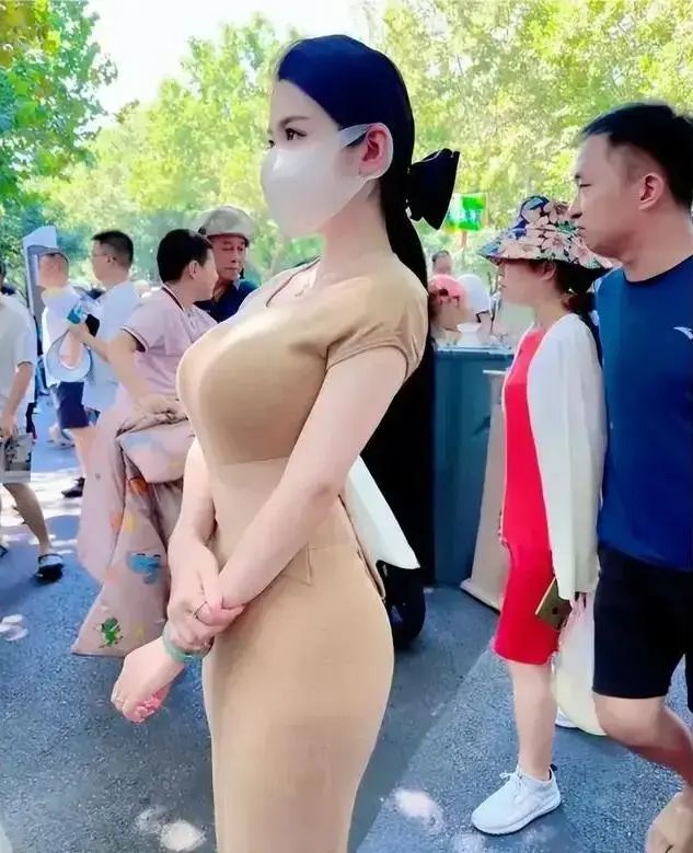 女子穿“带沟”深V露背瑜伽服坐地铁乘客不敢直视越看越尴尬(图5)