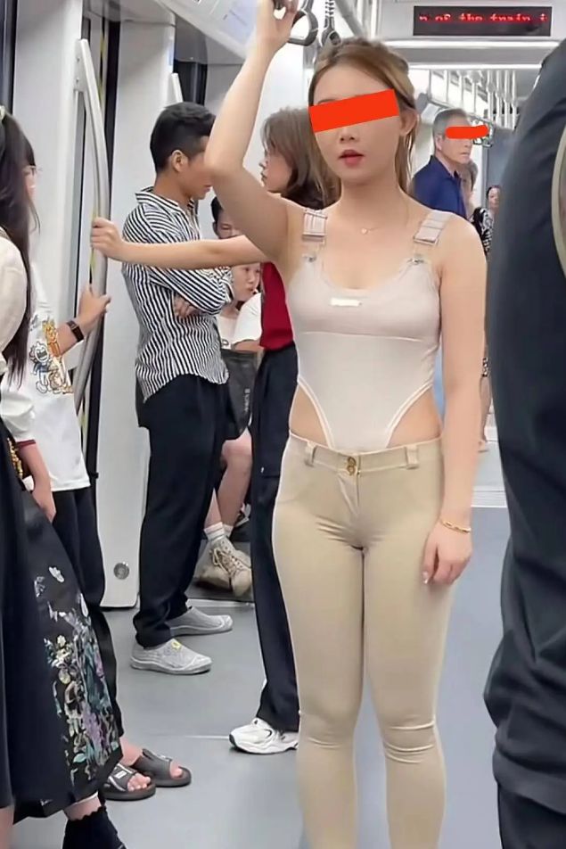 女子穿“带沟”深V露背瑜伽服坐地铁乘客不敢直视越看越尴尬(图2)