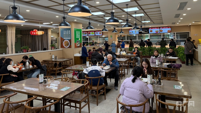 米乐M6平台：【人民城市·温情中国】山西太原社区食堂小餐桌服务大民生i(图2)
