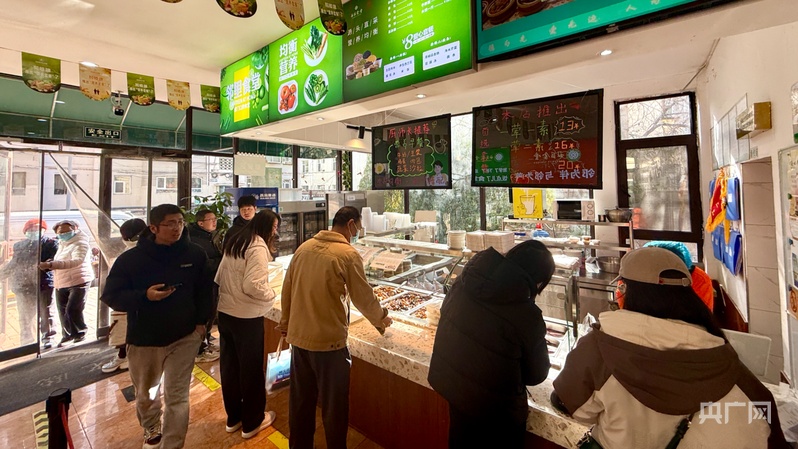米乐M6平台：【人民城市·温情中国】山西太原社区食堂小餐桌服务大民生i(图3)