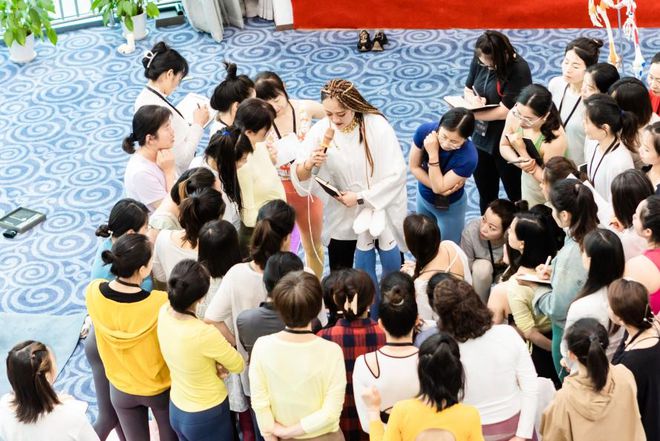 米乐M6：帅瑜伽学院黄帅老师：2025全美瑜伽联盟孕产工作坊即将启航(图1)