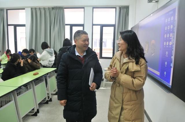 湖北交通职业技术学院校领导走进课堂与学生同听开学第一课！(图2)