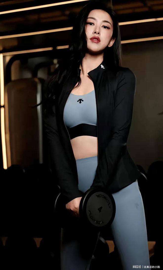 米乐M6：朱珠身着运动服展示瑜伽美姿身材曼妙网友：这谁顶得住啊(图3)