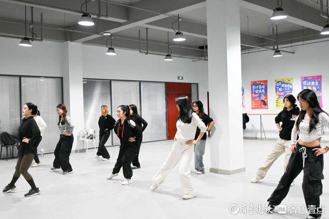 米乐M6：上轻食开减脂课开展减重比赛高校掀起“健康风暴”(图2)