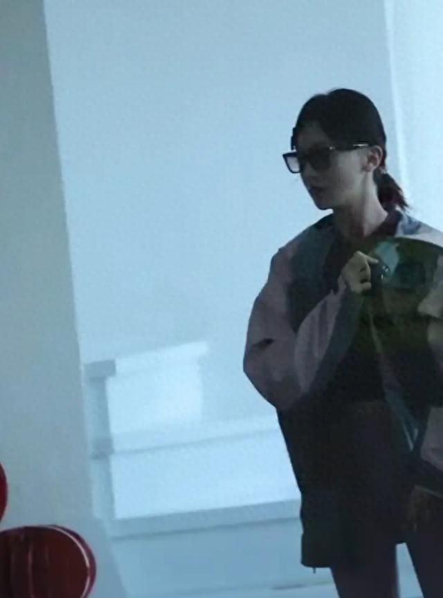 35岁吴谨言现身健身房健身身形苗条四肢纤细产后状态也太好了(图1)