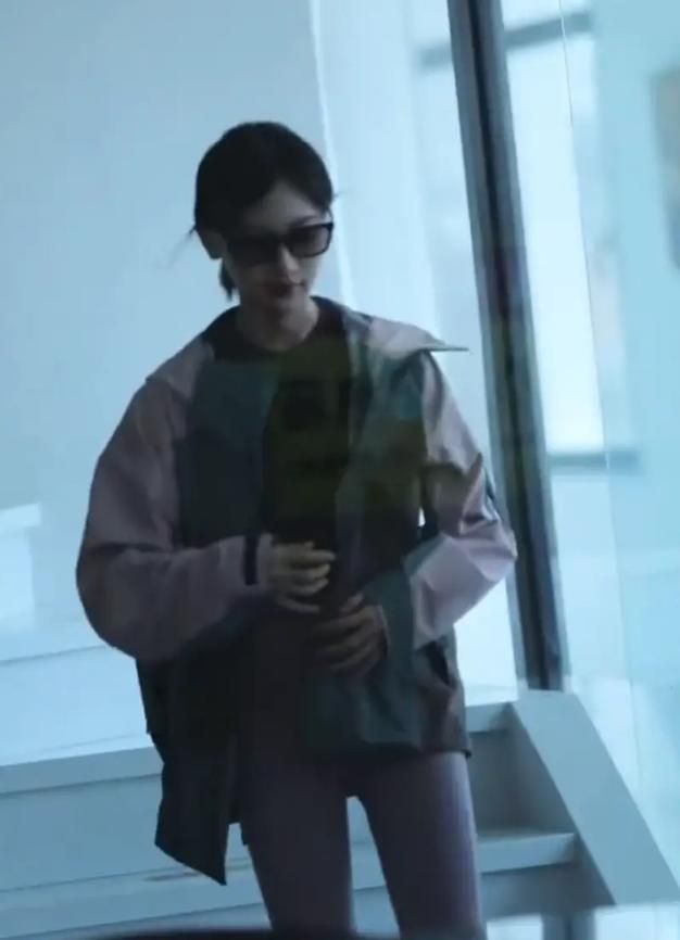 35岁吴谨言现身健身房健身身形苗条四肢纤细产后状态也太好了(图3)