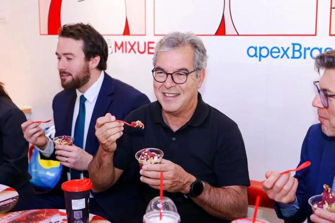 米乐M6平台：三大电商618活动开启52TOYS获万达电影融资Airpods520整活蒙牛、荣耀、追觅等品牌动态(图3)