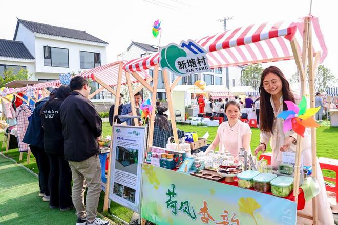 米乐M6：500名瑜伽爱好者乡野“起舞”！2025上海乡村嘉年华启幕(图2)