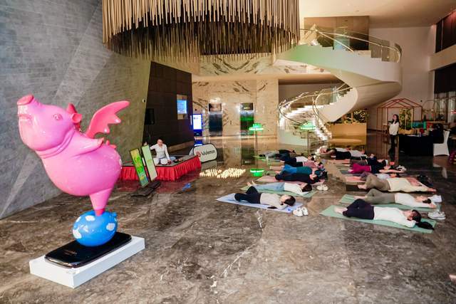 上海闵行宝龙艾美酒店联合lululemon举办烛光瑜伽派对支持「地球一小时」活动(图1)