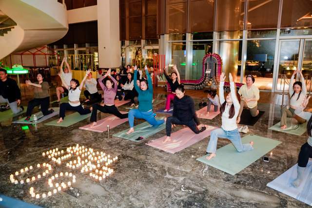 上海闵行宝龙艾美酒店联合lululemon举办烛光瑜伽派对支持「地球一小时」活动(图3)