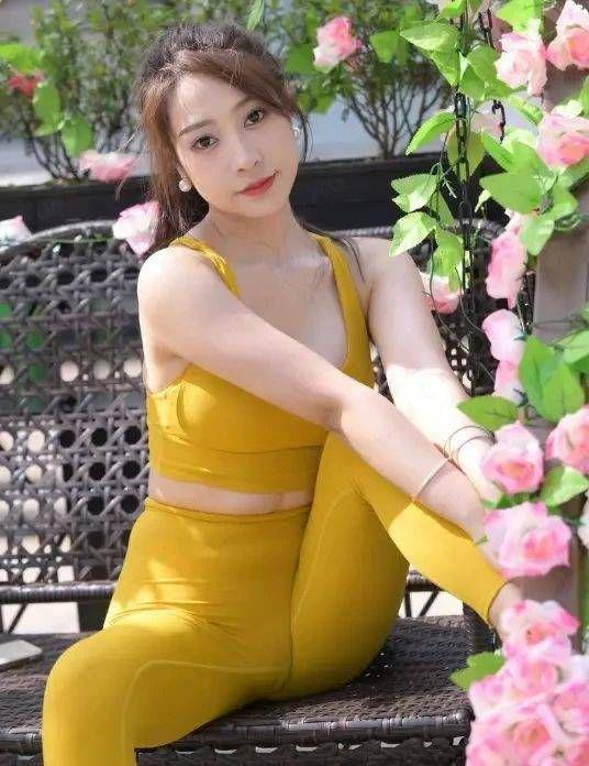 黄色瑜伽裤炸街色彩革命席卷街头从健身房到街头的时尚女神！(图4)