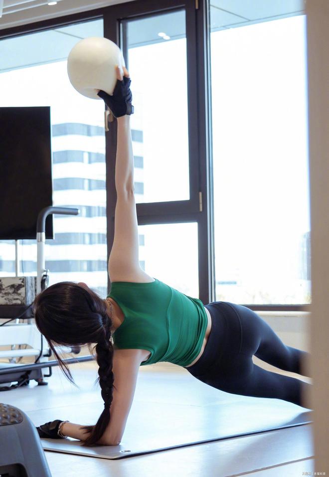 米乐M6：杨幂小雪享铁锅炖后狂健身39岁状态佳素颜显老引人关注(图6)