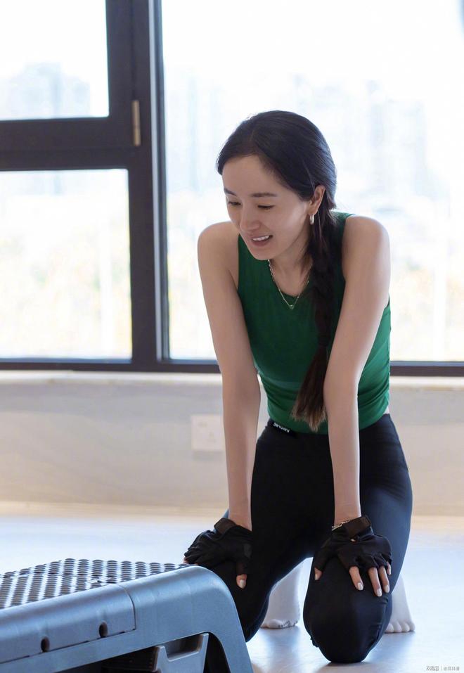 米乐M6：杨幂小雪享铁锅炖后狂健身39岁状态佳素颜显老引人关注(图11)