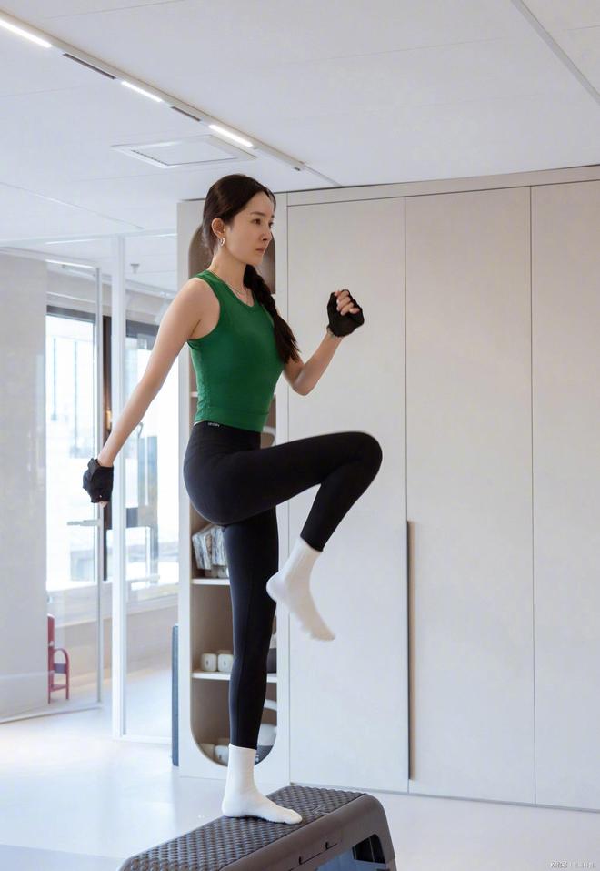 米乐M6：杨幂小雪享铁锅炖后狂健身39岁状态佳素颜显老引人关注(图8)