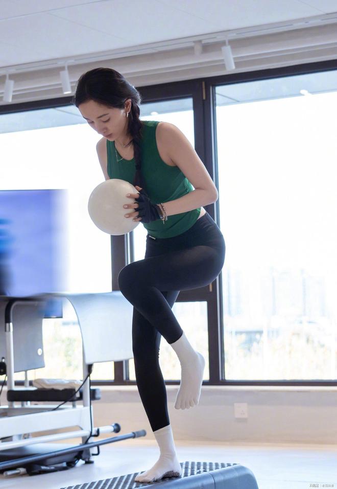 米乐M6：杨幂小雪享铁锅炖后狂健身39岁状态佳素颜显老引人关注(图7)