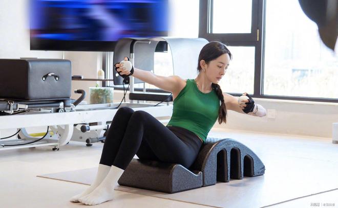 米乐M6：杨幂小雪享铁锅炖后狂健身39岁状态佳素颜显老引人关注(图9)