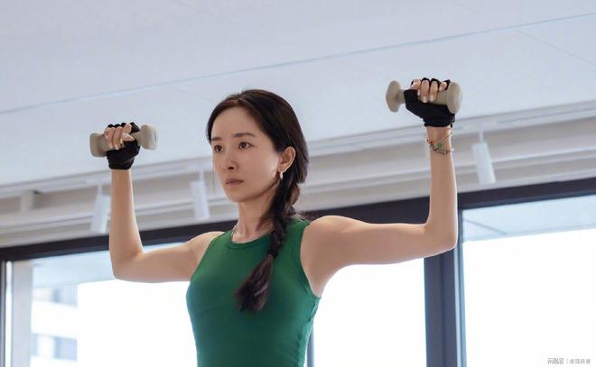 米乐M6：杨幂小雪享铁锅炖后狂健身39岁状态佳素颜显老引人关注(图12)