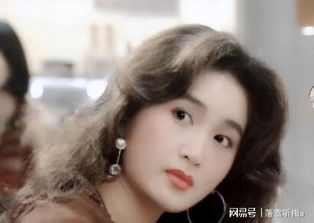 温碧霞59岁形象变化大皱纹与尖鼻引嘲昔日美人现老态(图4)