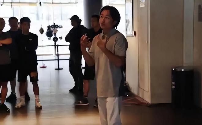 米乐M6:拳王邹市明自爆破产不止赔光2亿妻子参加婚礼撕下最后的体面(图9)