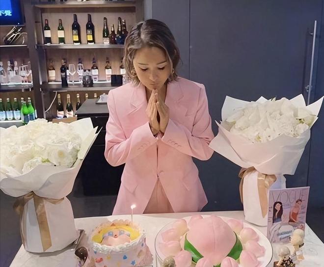 洗米华24岁大女儿周梓潼英国毕业！米嫂携继子飞英国出席毕业礼(图1)