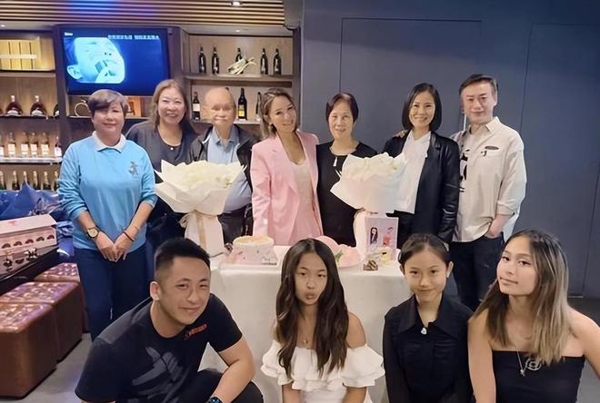 洗米华24岁大女儿周梓潼英国毕业！米嫂携继子飞英国出席毕业礼(图7)