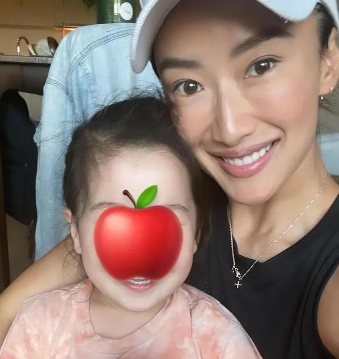 43岁谢婷婷再夺网球冠军!小7岁男友全程陪同曾挺32周孕肚比赛(图1)